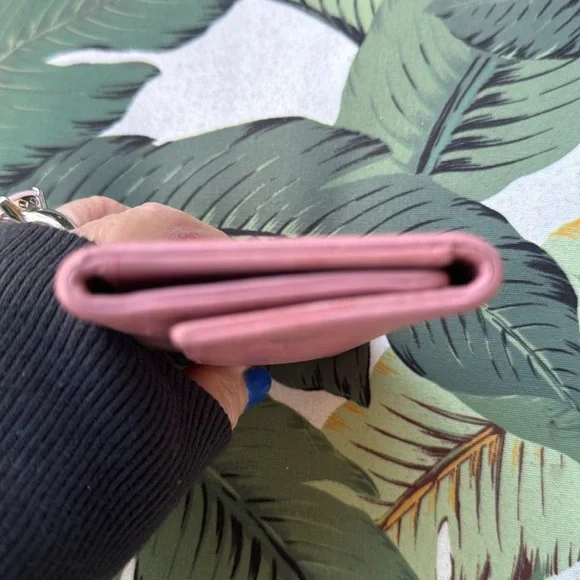 πΈπΈAmazing camellia. Chanel key Cles in Lucious leather and perfect pink. πΈπΈ - Picture 7 of 7